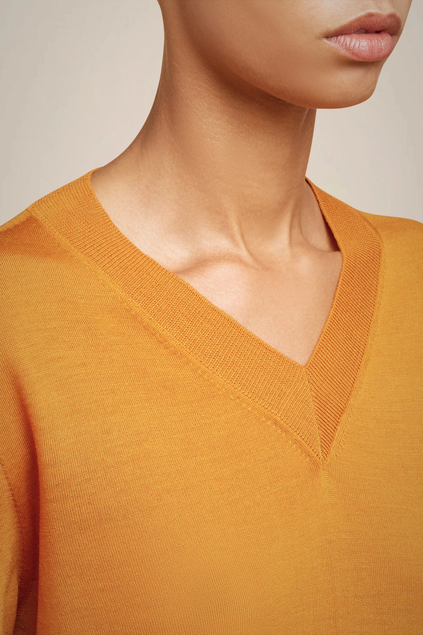 JERSEY NARANJA DE CUELLO PICO DE LIVIANA CONTI