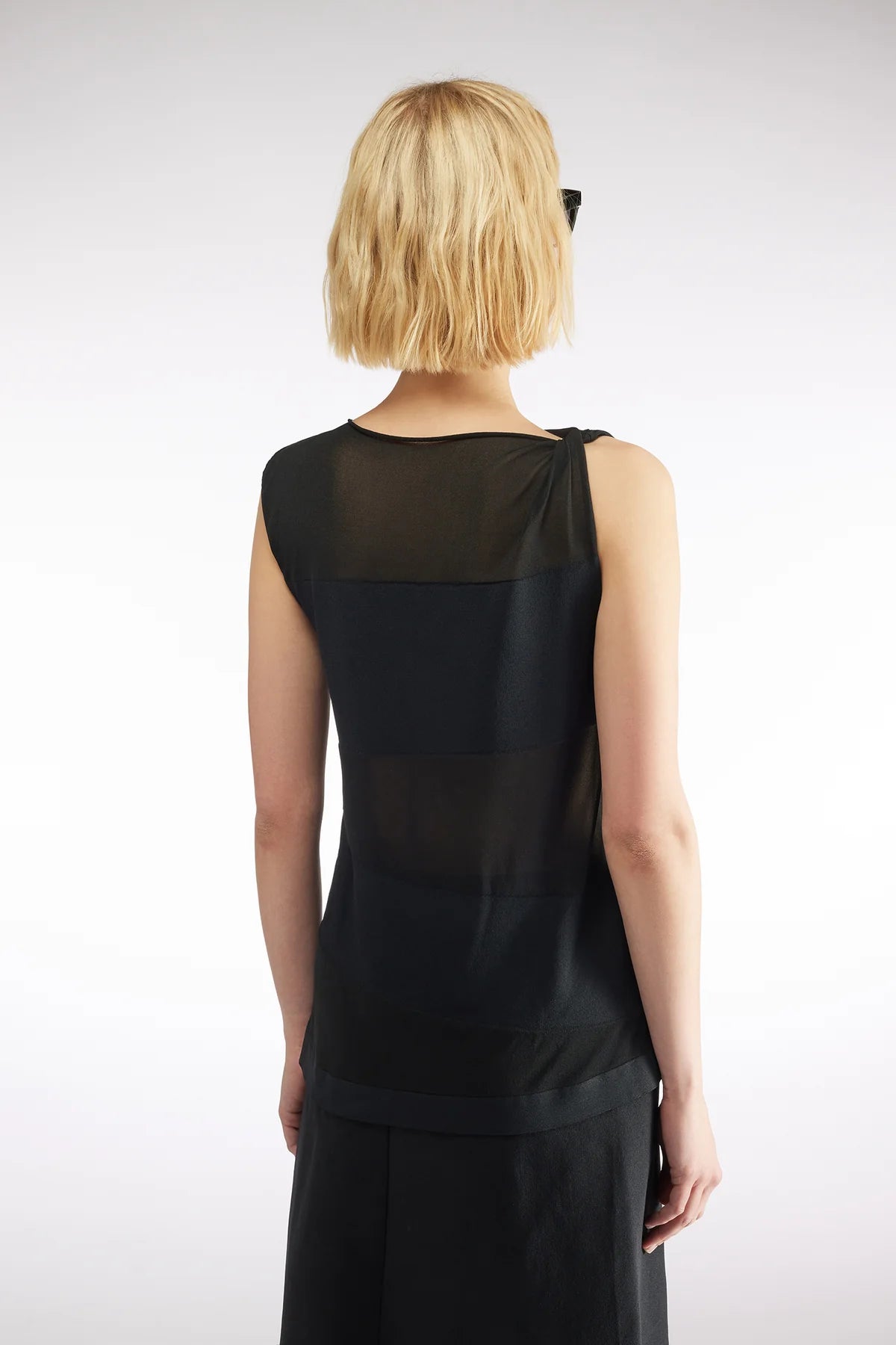 TOP AMB DETALLS TRANSPARENTS DE LIVIANA CONTI