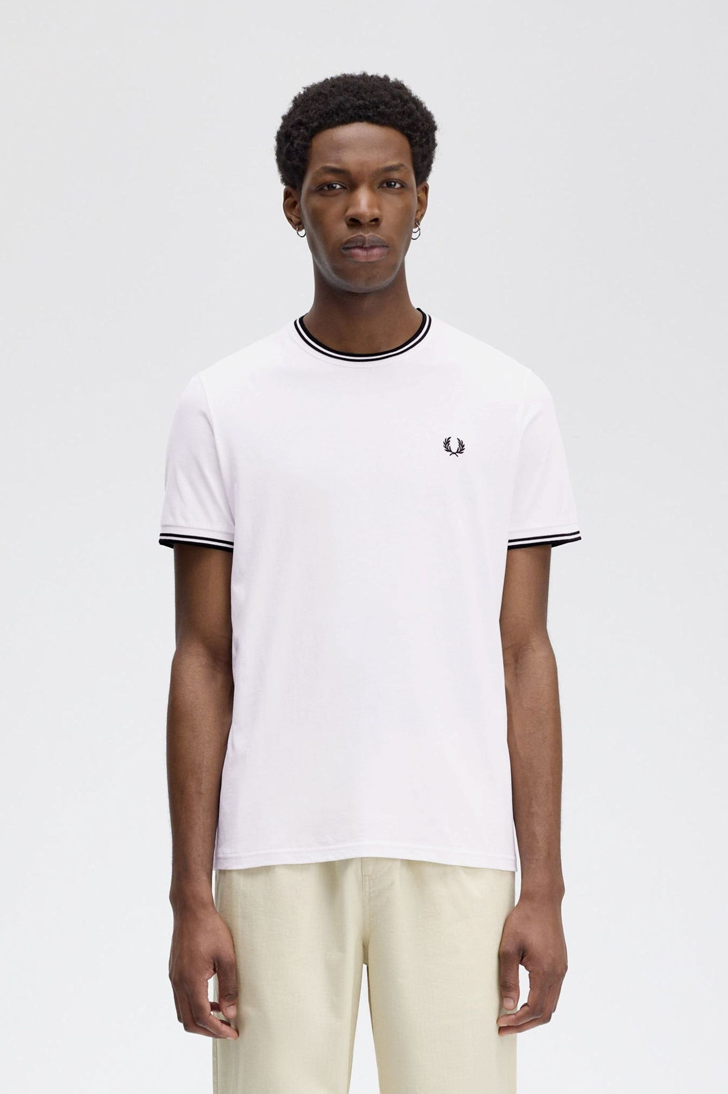 CAMISETA CON RIBETE CON DOS FRANJAS DE FRED PERRY