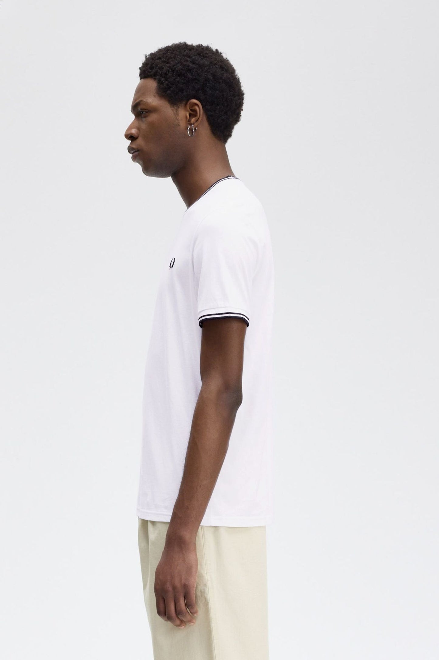 CAMISETA CON RIBETE CON DOS FRANJAS DE FRED PERRY