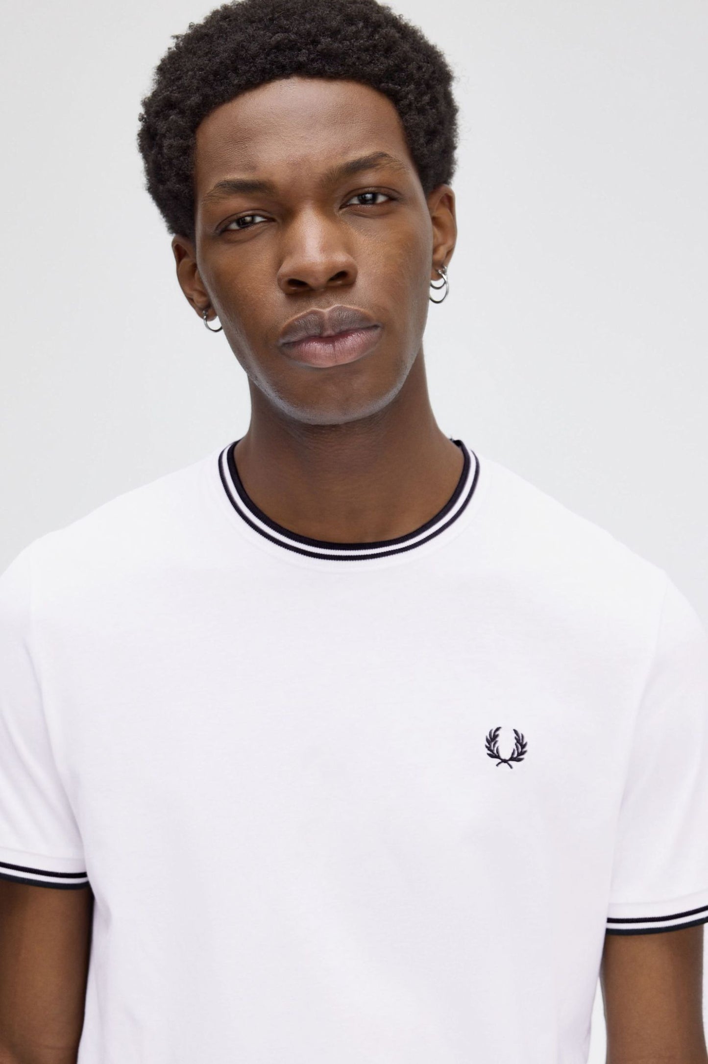 CAMISETA CON RIBETE CON DOS FRANJAS DE FRED PERRY