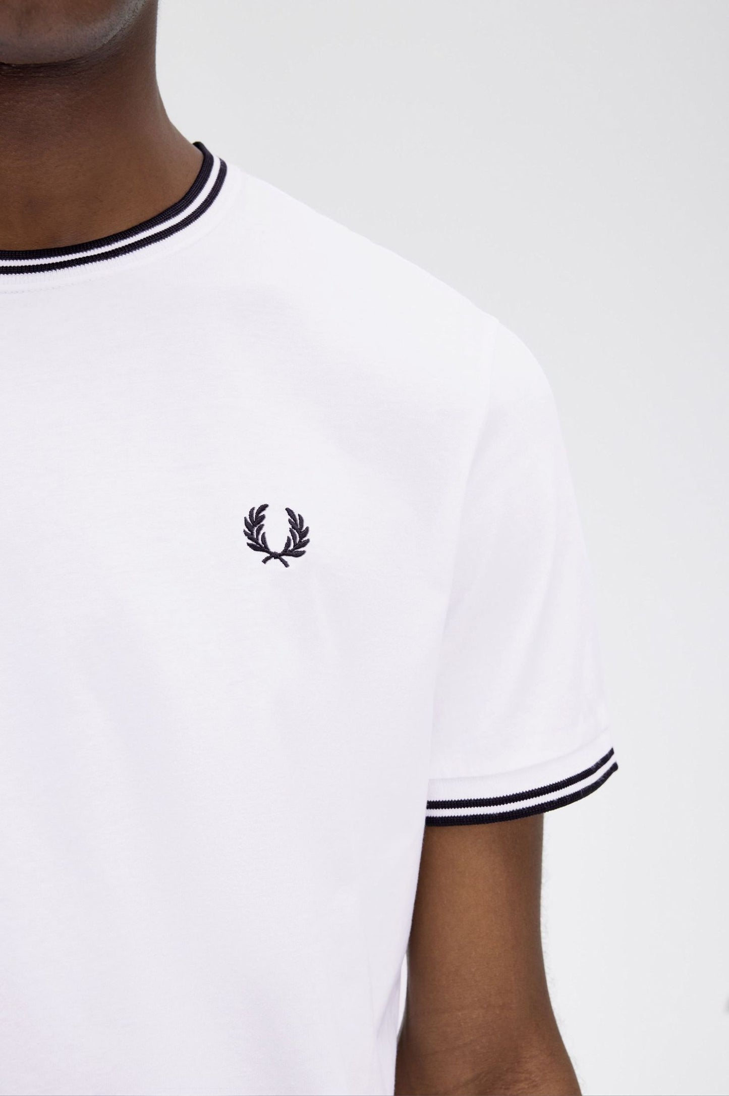 CAMISETA CON RIBETE CON DOS FRANJAS DE FRED PERRY