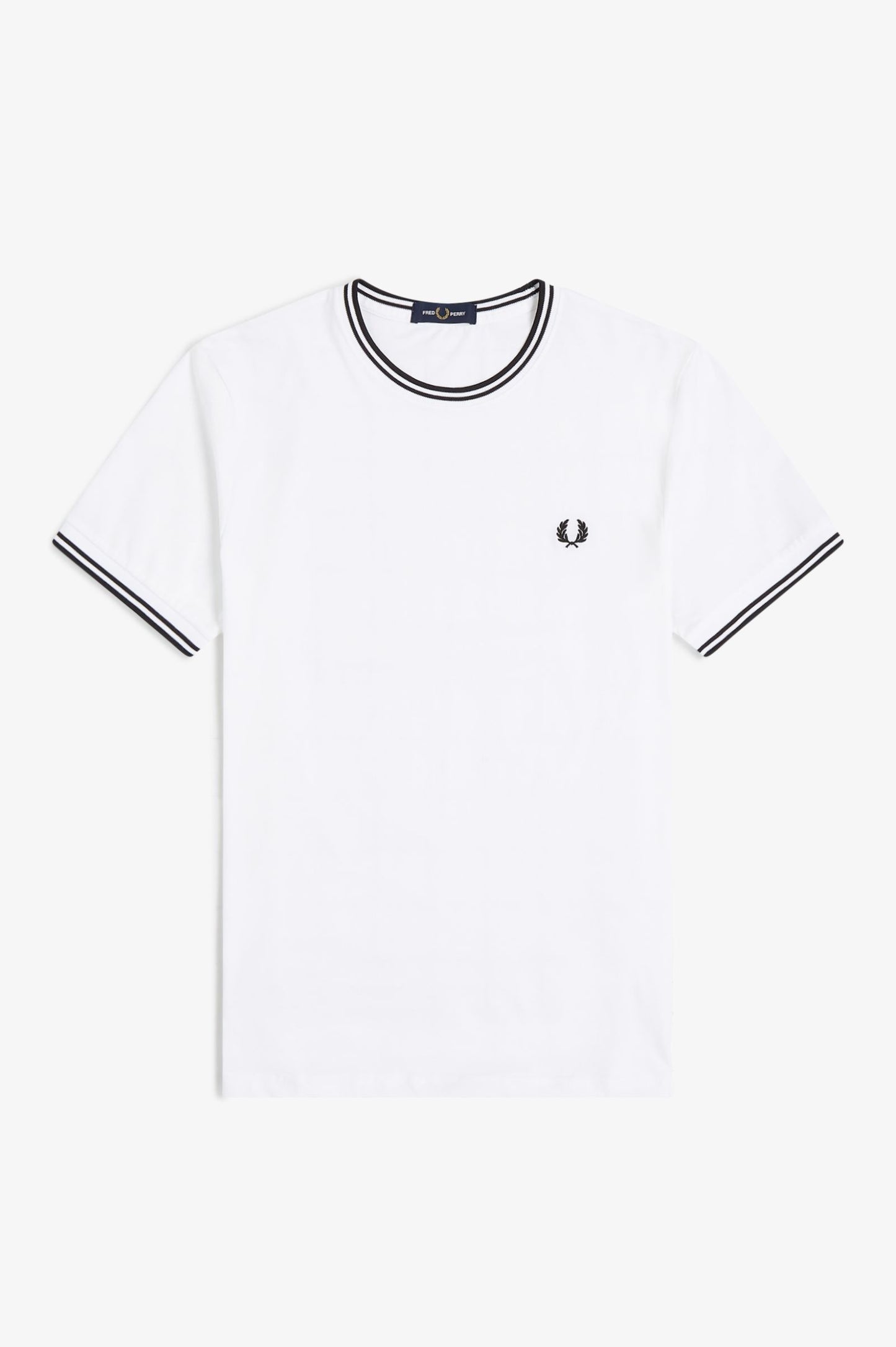 CAMISETA CON RIBETE CON DOS FRANJAS DE FRED PERRY