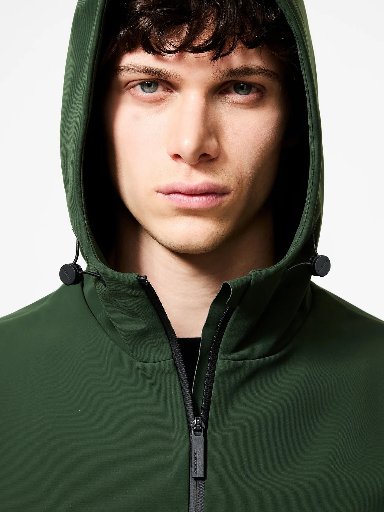 CHAQUETA CON CAPUCHA Y CREMALLERA DE RRD