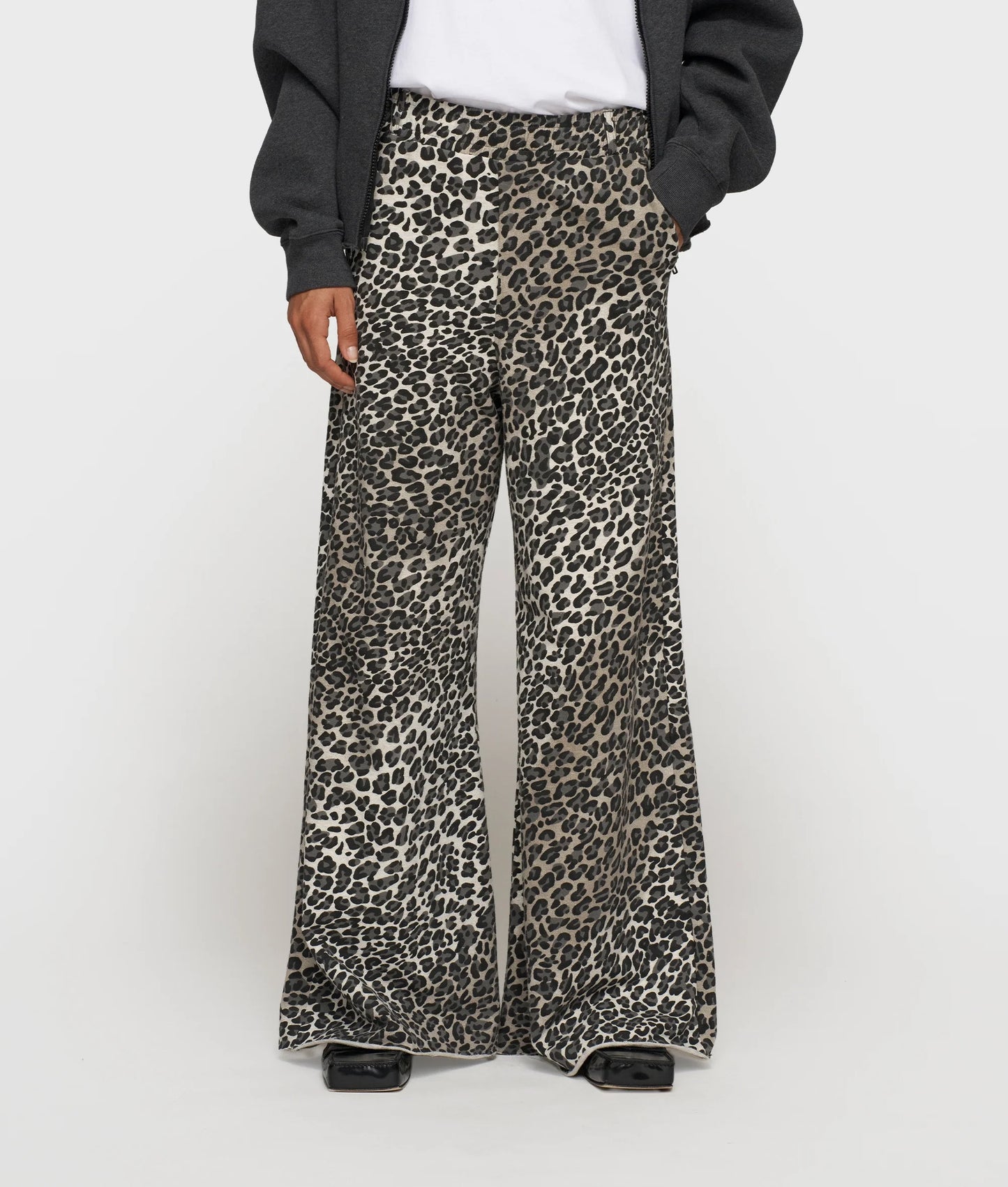 PANTALÓN JOGGER ANCHO CON ESTAMPADO DE LEOPARDO DE 10DAYS