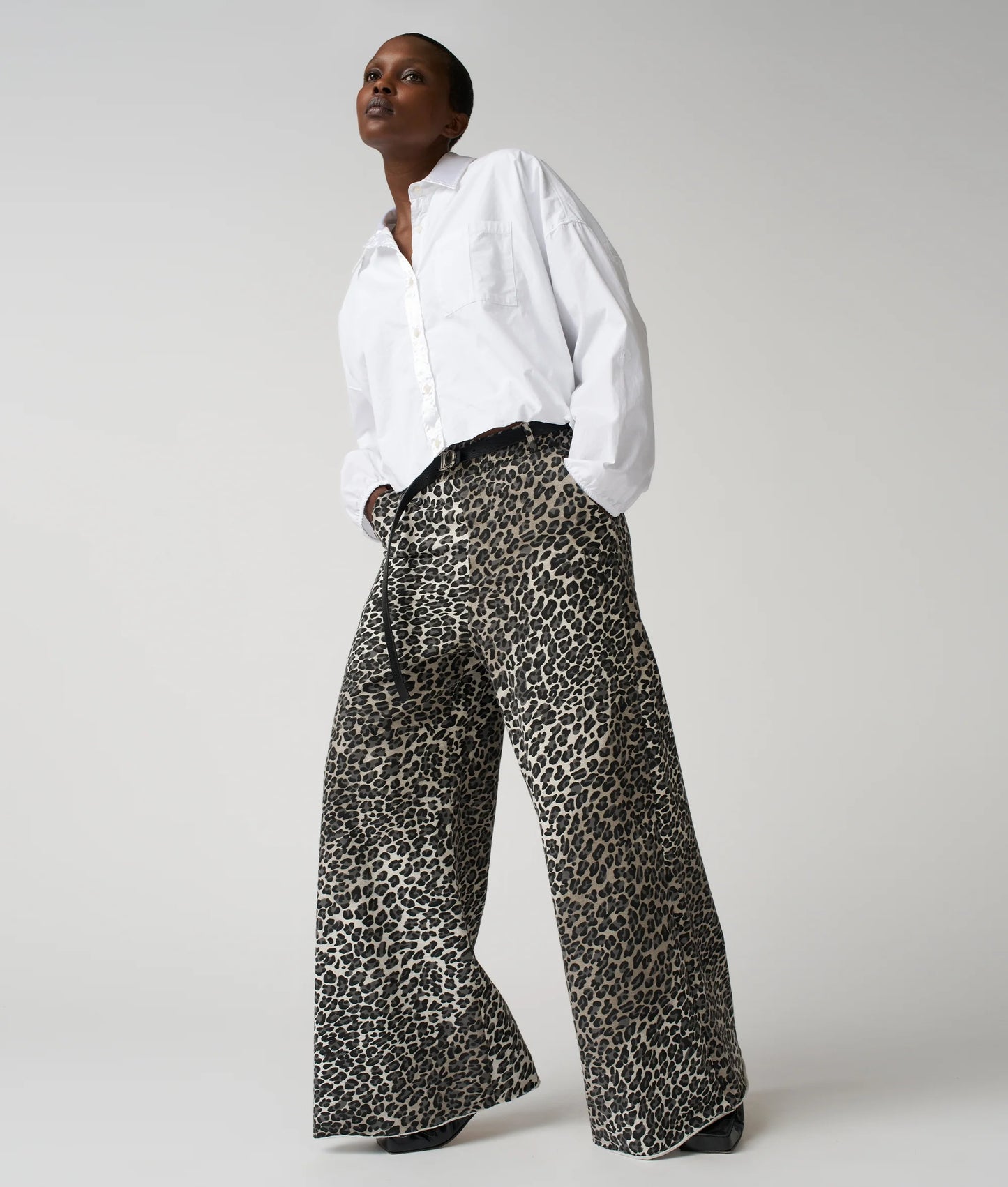 PANTALÓN JOGGER ANCHO CON ESTAMPADO DE LEOPARDO DE 10DAYS