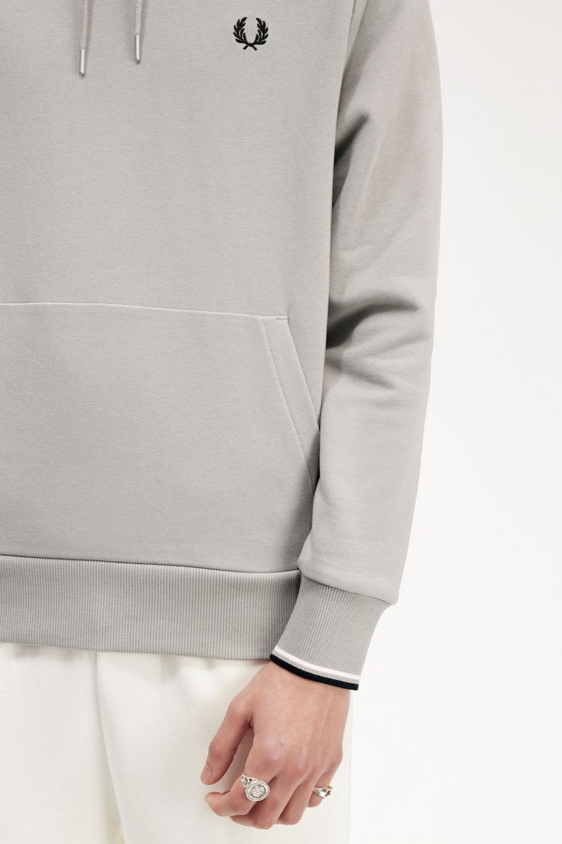 SUDADERA CON CAPUCHA Y RIBETES DE FRED PERRY