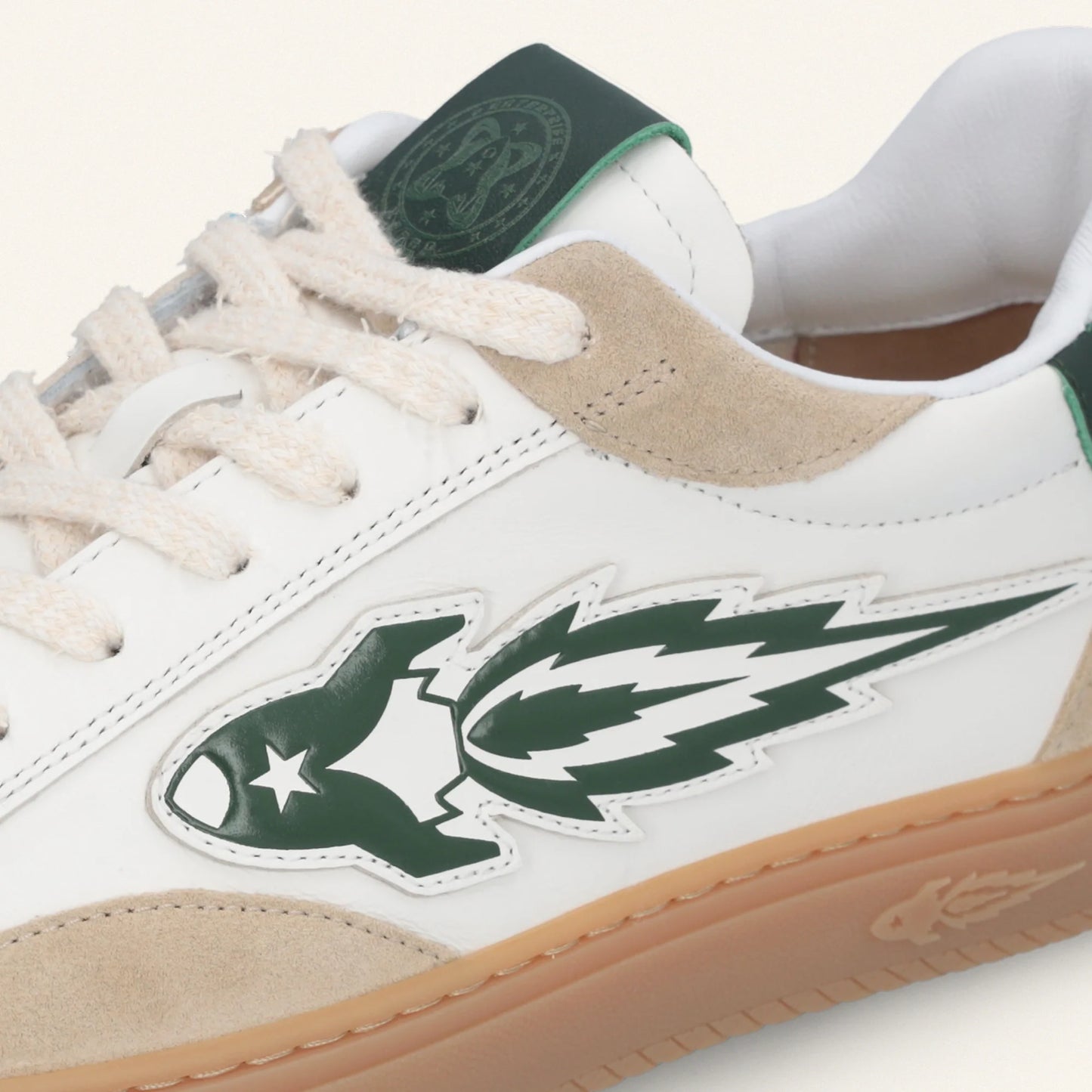 ZAPATILLAS BLANCAS Y VERDES "EJ JUPITER ROCKET" DE ENTERPRISE JAPAN