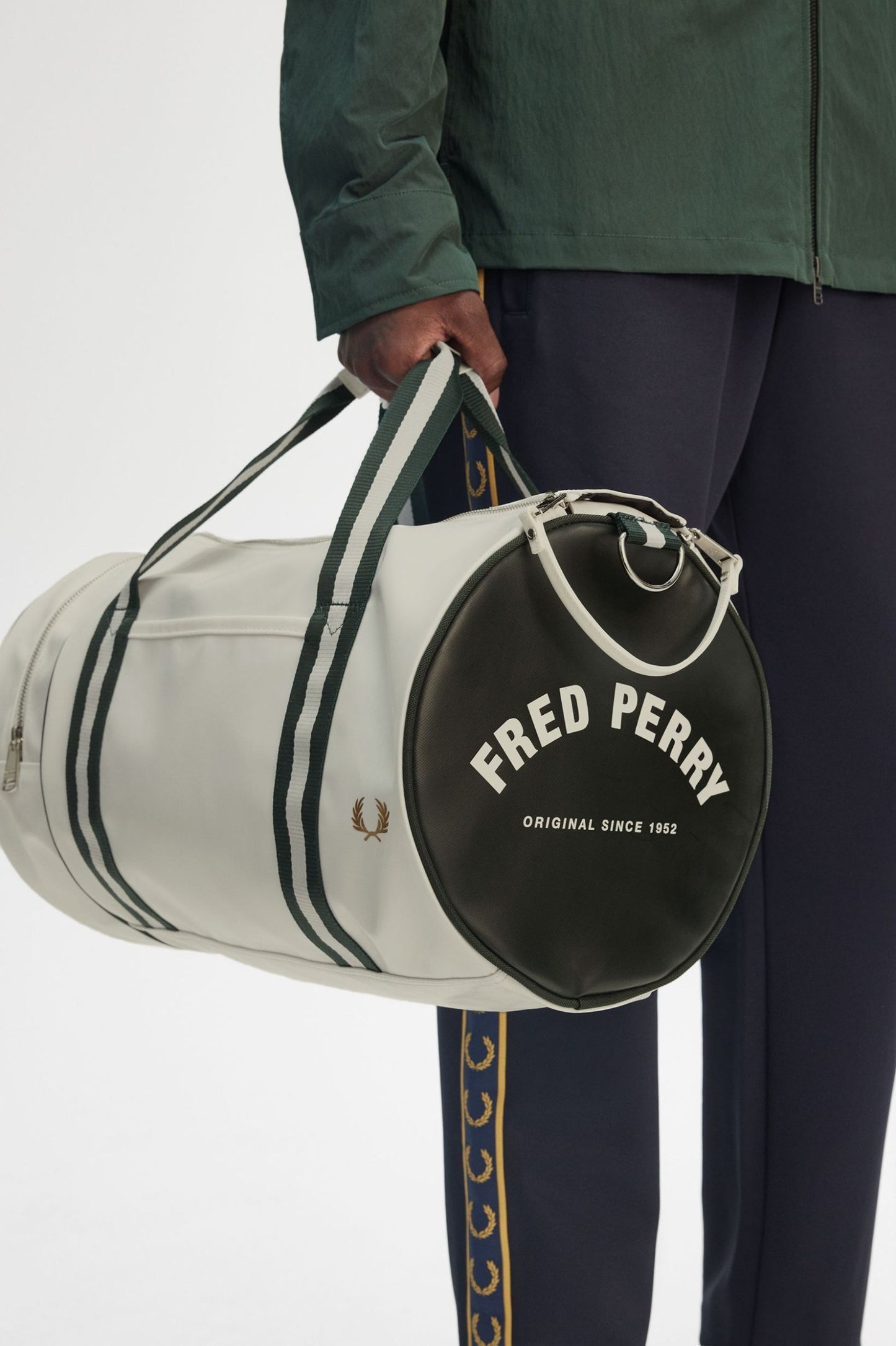 BOLSA DE BARRIL DE FRED PERRY