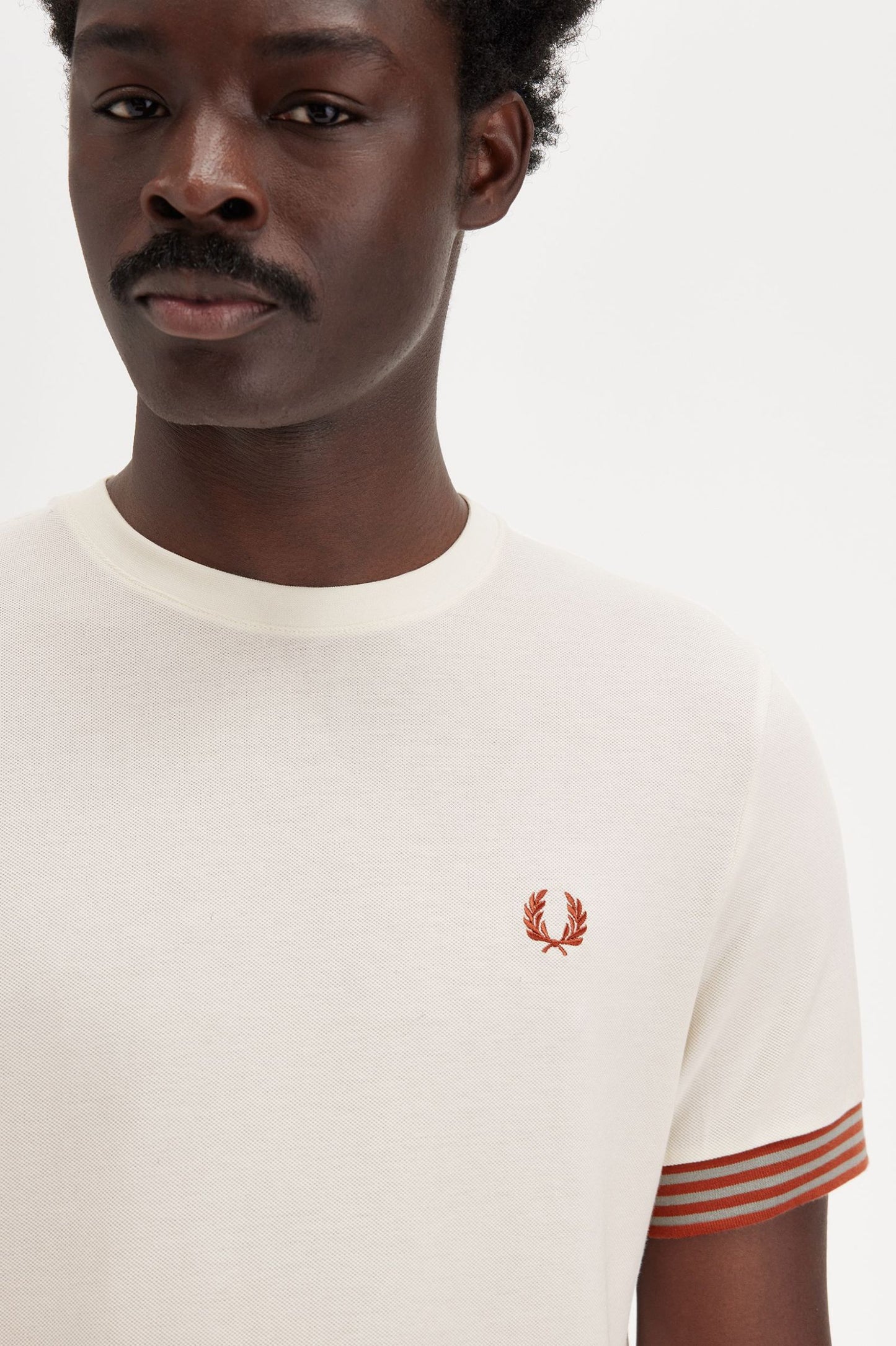 CAMISETA CON PUÑOS DE FRED PERRY