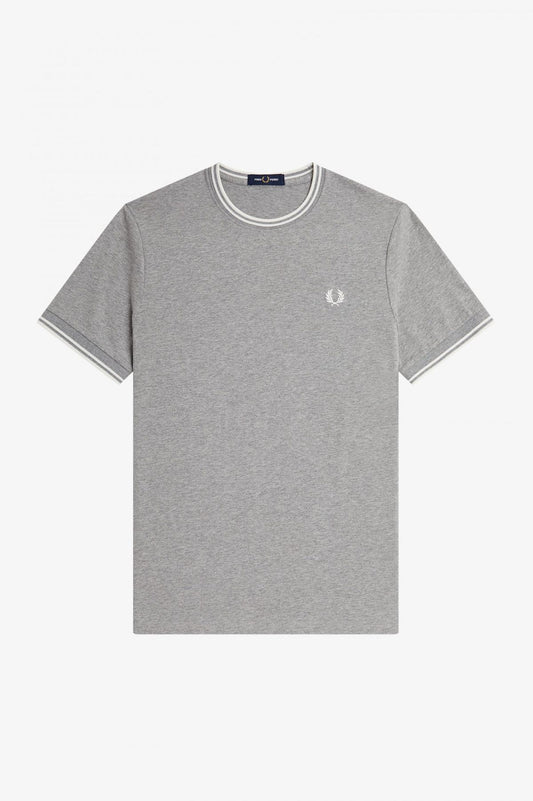 CAMISETA CON RIBETE CON DOS FRANJAS DE FRED PERRY