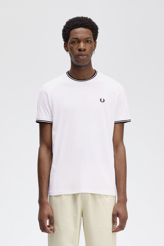 CAMISETA CON RIBETE CON DOS FRANJAS DE FRED PERRY