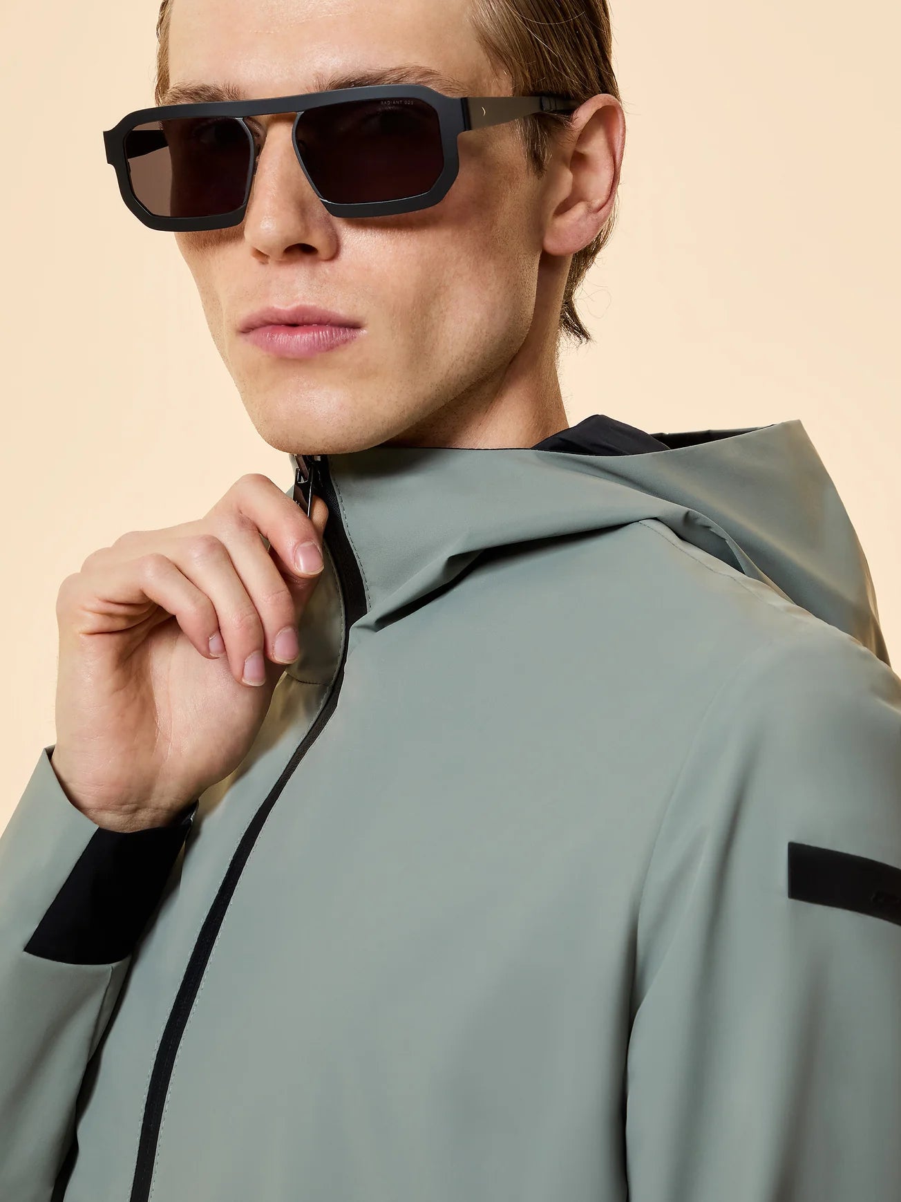 CHAQUETA REVERSIBLE CON CAPUCHA DE RRD