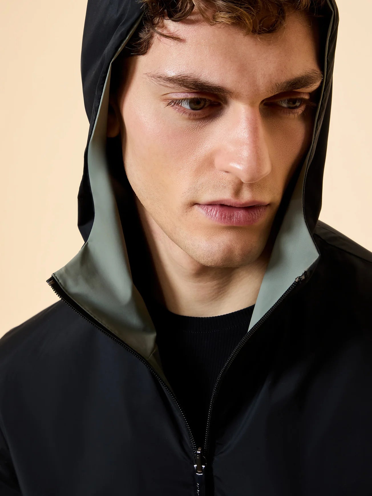 CHAQUETA REVERSIBLE CON CAPUCHA DE RRD