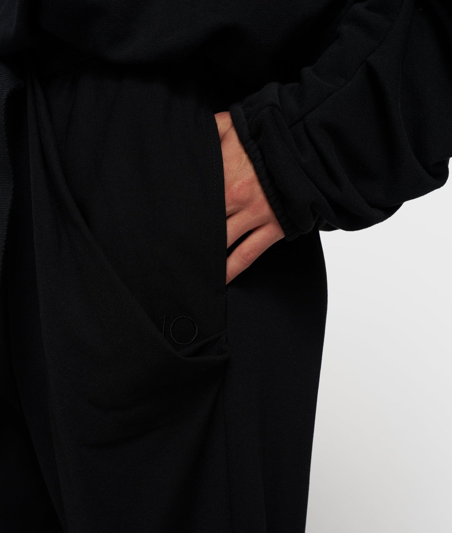PANTALÓN JOGGER CON CINTURÓN