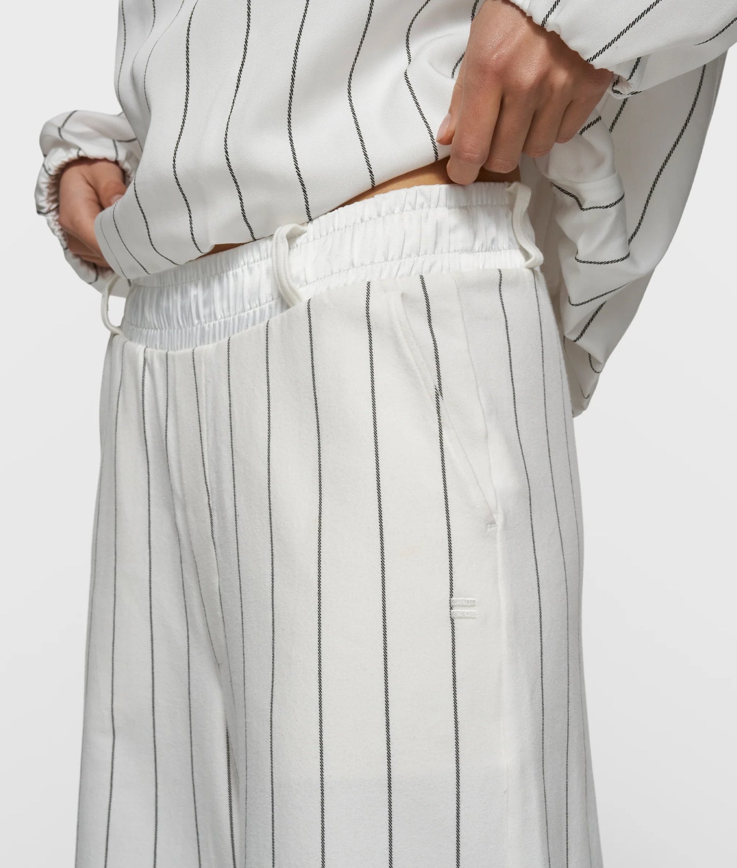 PANTALÓN JOGGER ANCHO A RAYAS DE 10DAYS