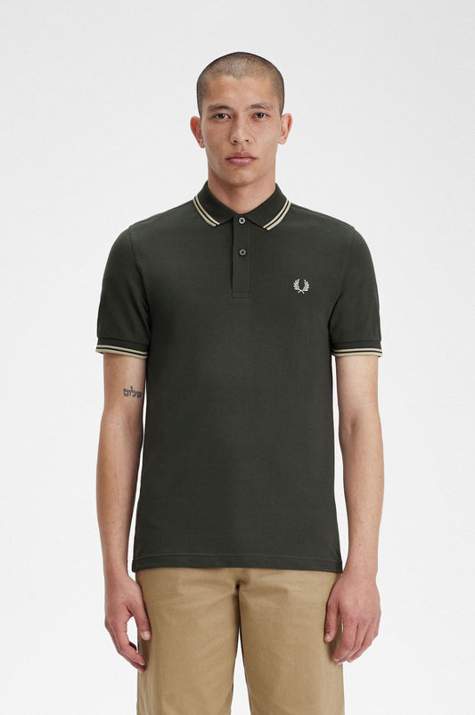 POLO CON RIBETE CON DOS FRANJAS COLOR VERDE DE FRED PERRY